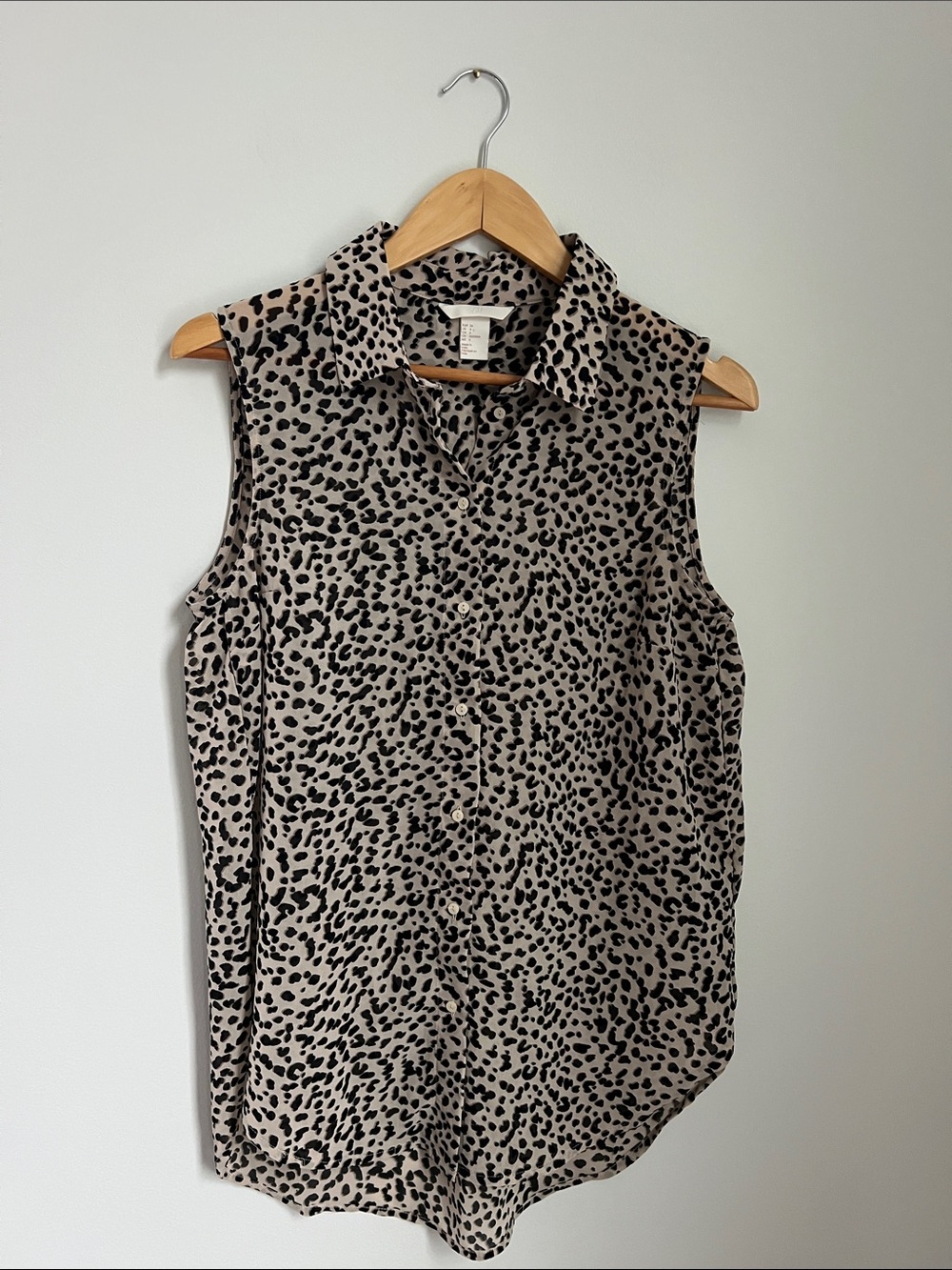 H&M | Sleeveless Button-Down Animal Print Shirt - Beige and Black Size 6